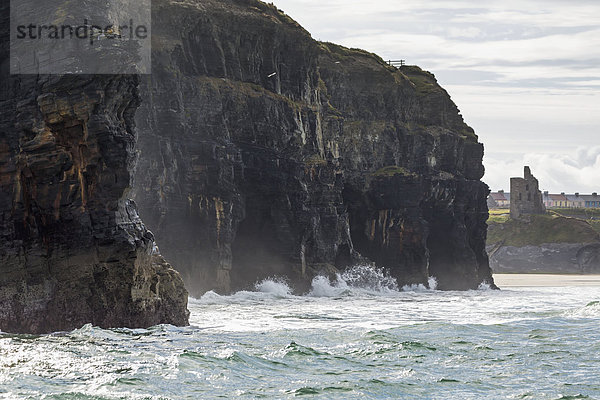 Felsbrocken Palast Schloß Schlösser Dunkelheit Steilküste gerade Hintergrund Schloßturm Vernichtung Kerry County Ballybunion Irland Wellen brechen
