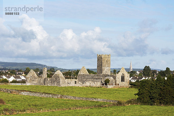 Stein Wolke Himmel Gebäude Ruine Kirche blau Clare County Irland alt