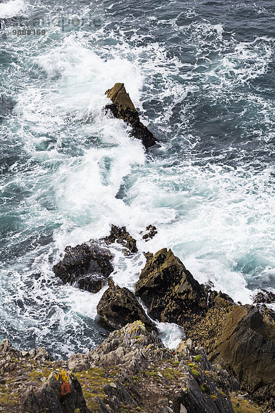 Felsbrocken Felsen sehen Steilküste Kerry County Dingle Irland Wellen brechen