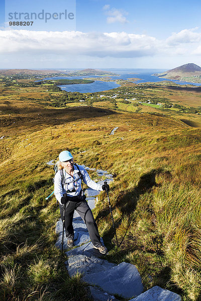 entfernt hoch oben Berg folgen wandern Wiese Bucht klettern County Galway Irland
