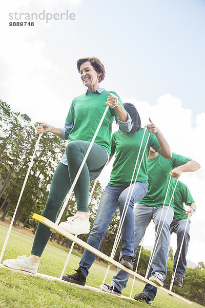 Mannschaftskameraden beim Trolley-Mannschaftsaufbautraining