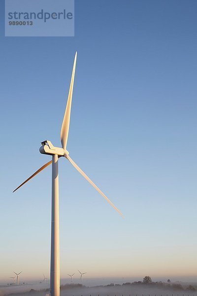 Windkraftanlage gegen blauen Himmel