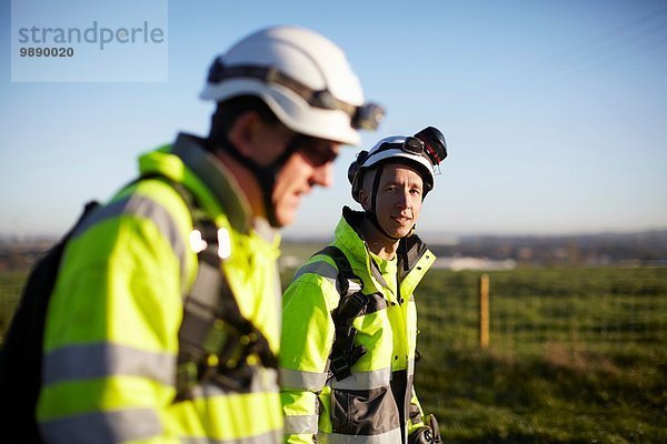 Zwei Ingenieure im Windpark  gemeinsam unterwegs