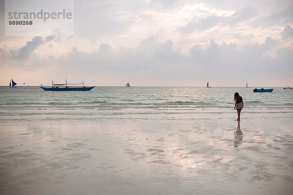 Silhouettierte junge Frau am weißen Strand  Boracay Island  Visayas  Philippinen