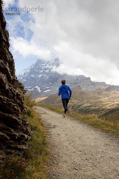 Rückansicht des Mannes auf dem Feldweg Richtung Eiger  Grindelwald  Schweiz