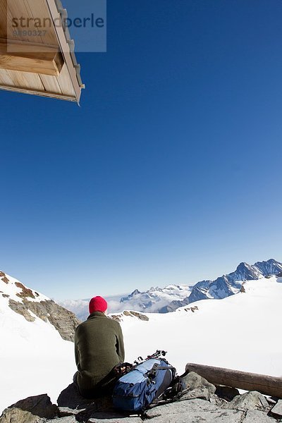 Rückansicht des männlichen Wanderers mit Blick auf die Landschaft von der Aussichtsplattform  Jungfrauchjoch  Grindelwald  Schweiz