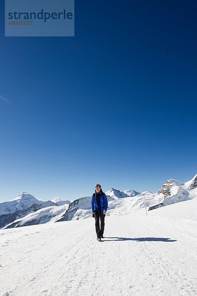 Wandern in verschneiter Landschaft  Jungfrauchjoch  Grindelwald  Schweiz