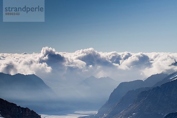 Blick auf Berge und niedrige Wolken über dem Tal  Jungfrauchjoch  Grindelwald  Schweiz