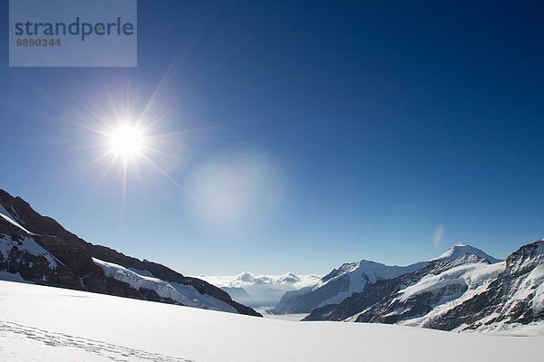 Blick auf die verschneite Berglandschaft  Jungfrauchjoch  Grindelwald  Schweiz