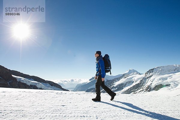 Wandern in verschneiter Berglandschaft  Jungfrauchjoch  Grindelwald  Schweiz
