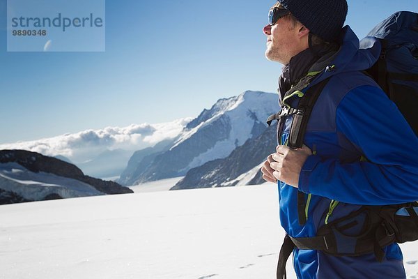 Männlicher Wanderer in verschneiter Berglandschaft  Jungfrauchjoch  Grindelwald  Schweiz