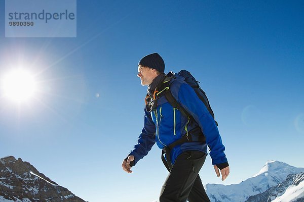 Mann wandert in schneebedeckten Bergen  Jungfrauchjoch  Grindelwald  Schweiz