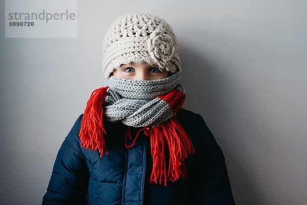 Mädchen warm eingewickelt in Wollmütze und Schal