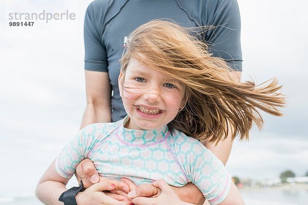 Mutter und Tochter am Meer