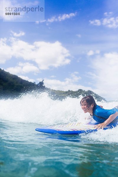 Junge Surfer auf der Welle