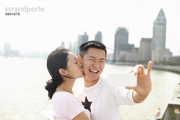 Liebevolles Touristenpaar mit Smartphone Selfie  The Bund  Shanghai  China