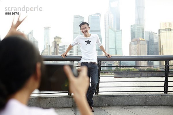 Touristisches Posing für Freundin mit Sofortbildkamera  The Bund  Shanghai  China