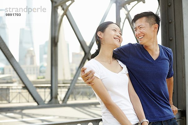Lächelndes romantisches Touristenpaar  The Bund  Shanghai  China