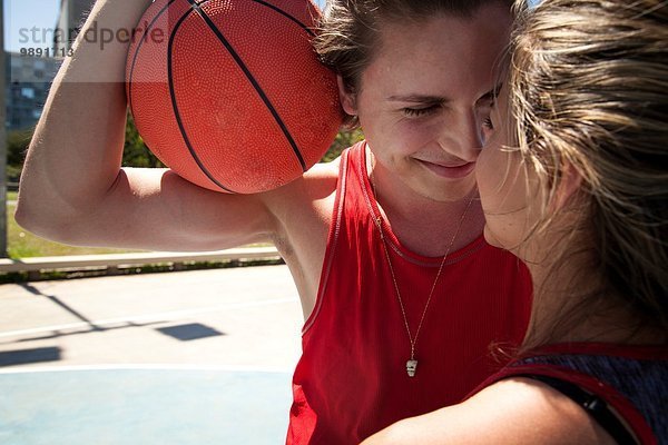 Nahaufnahme eines jungen Paares am Basketballplatz