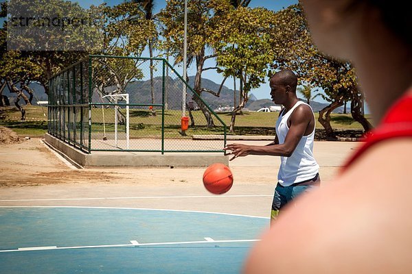 Zwei männliche Basketballspieler auf dem Basketballplatz