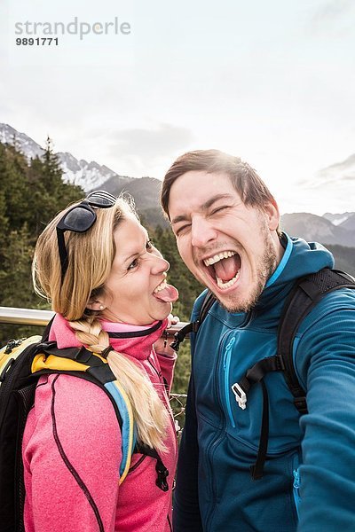 Junges Wanderpaar posiert für Selfie in den Bergen  Reutte  Tirol  Österreich