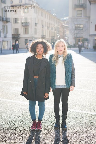 Portrait von zwei coolen Freundinnen auf dem Stadtplatz
