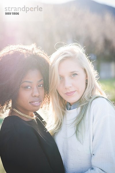 Portrait von zwei jungen Frauen im Park