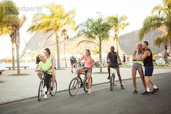 Training für erwachsene Freunde im Park auf Fahrrädern  Rio De Janeiro  Brasilien