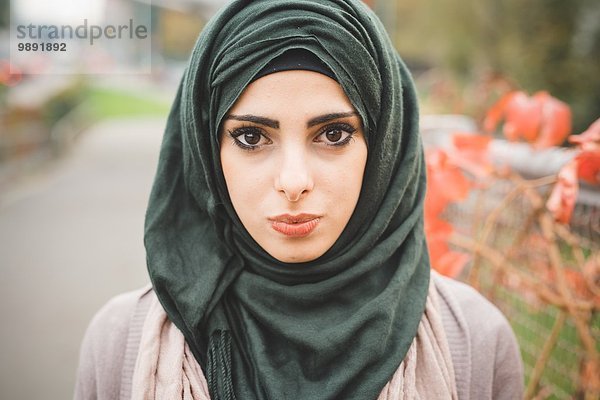 Nahaufnahme des Porträts einer jungen Frau  die Hijab trägt
