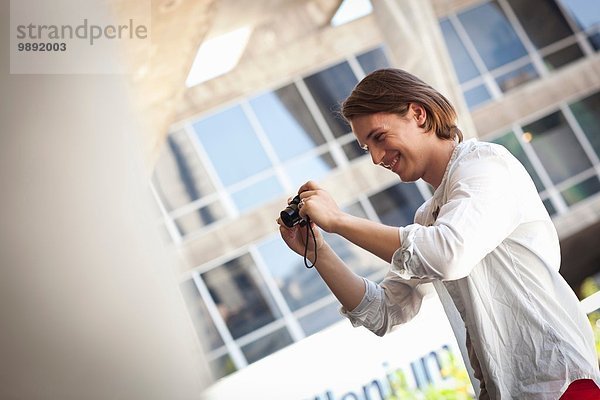 Studentischer Fotograf beim Fotografieren