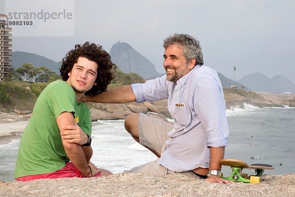 Vater und Sohn  Ipanema Beach  Rio de Janeiro  Brasilien