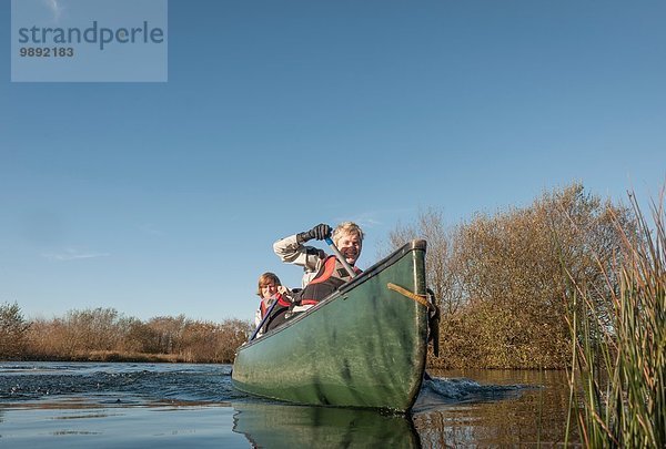 Mittlere erwachsene Frauen Kanufahren auf dem Fluss