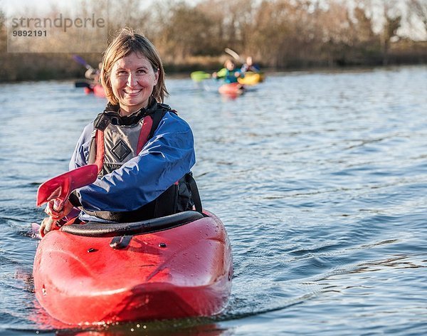 Mittlere erwachsene Frau beim Kajakfahren auf dem See  Portrait