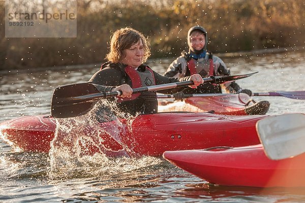 Mid Erwachsene Frauen Kajakfahren auf dem See