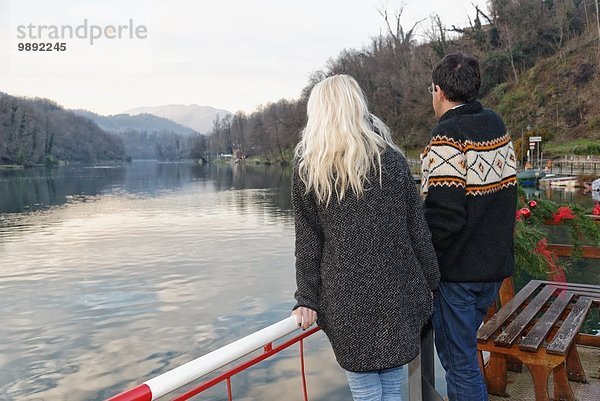 Heterosexuelles Paar am See  Lombardei  Italien  Rückansicht