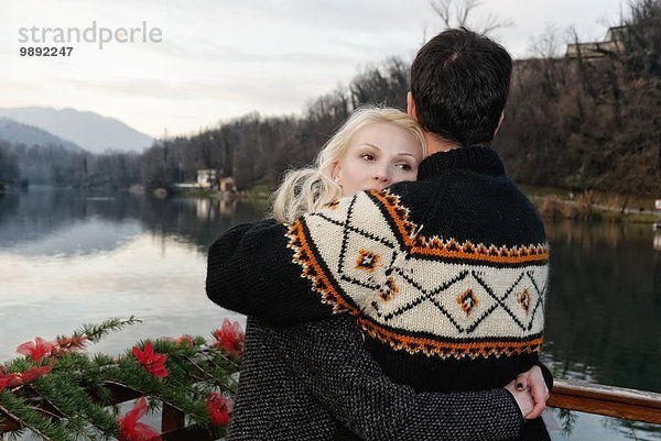 Heterosexuelles Paar am See  Lombardei  Italien