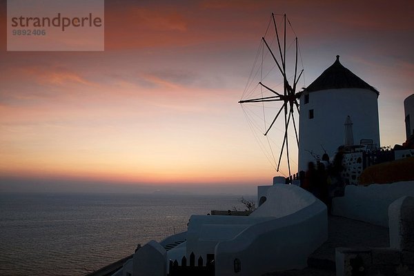 Silhouettenansicht von Windmühle und Meer  Oia  Santorini  Kykladen  Griechenland