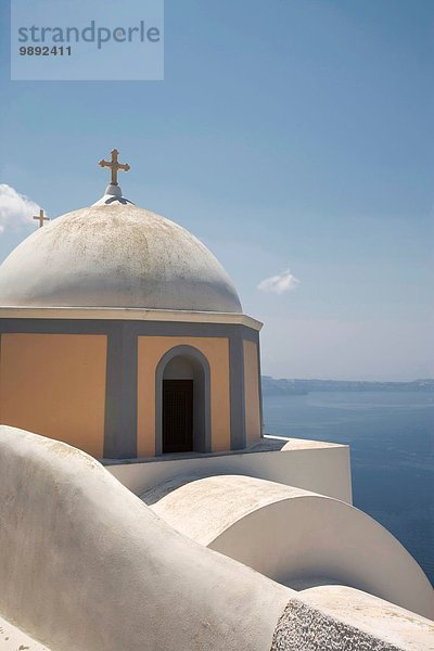 Blick auf Kuppelkirche und Meer  Oia  Santorini  Kykladen  Griechenland
