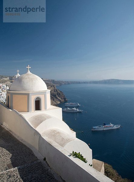 Blick auf weiß gewaschene Kirchen- und Seefähren  Oia  Santorini  Kykladen  Griechenland