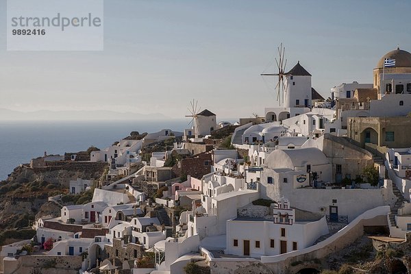Blick auf weiß gewaschene Bergstadt und Windmühlen  Oia  Santorini  Kykladen  Griechenland