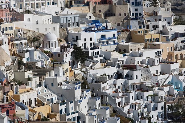 Blick auf die weiß gewaschene Bergstadt  Oia  Santorini  Kykladen  Griechenland