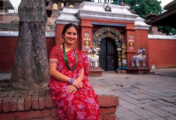 Porträt einer nepalesischen Frau vor dem Tempel  Kathmandu  Nepal