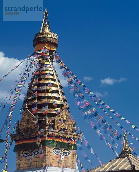 Detail der Dach- und Gebetsfahnen auf der Stupa von Swayambhunath  Kathmandu  Nepal