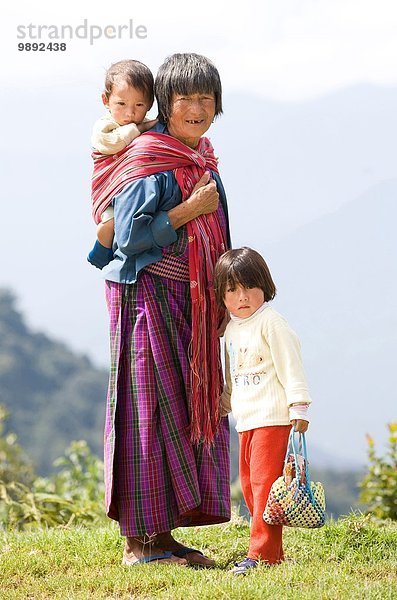 Porträt der bhutanischen Frau und zweier Kinder auf dem Hügel  Timpu  Bhutan