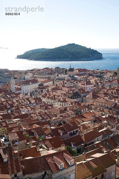 Hochwinkelansicht von Dächern und entfernter Insel  Dubrovnik  Kroatien