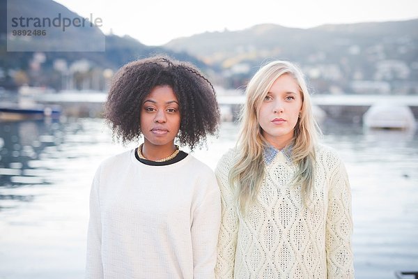 Porträt von zwei jungen Freundinnen am Seeufer  Comer See  Italien
