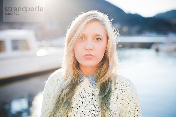 Porträt einer jungen Frau am Seeufer  Comer See  Italien