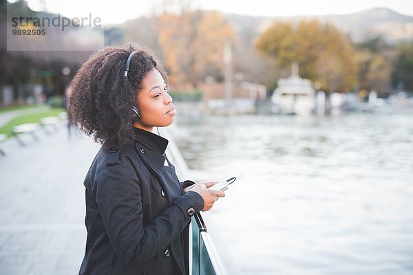 Porträt einer jungen Frau mit Blick aus dem Park am Comer See  Italien