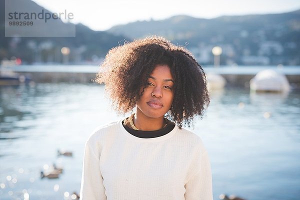 Porträt einer jungen Frau am Comer See  Italien