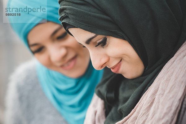 Nahaufnahme von zwei jungen Frauen mit Hijabs